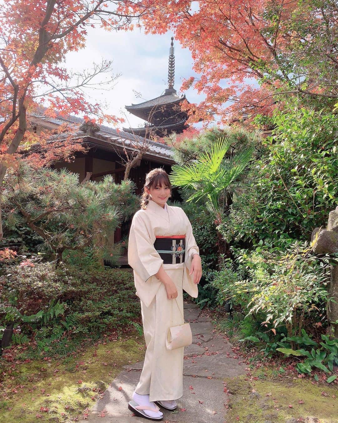 Akiのインスタグラム：「. 2021🐮新年快樂 . 明けましておめでとうございます!! 今年もよろしくお願いいたします☺️ . 今年は、去年会えなかったみんなとまた会いたいので、何か面白いこと、楽しいことができたらいいなって思ってます😚 なにしようかな〜☁️💓 . #2021 #明けましておめでとうございます #happynewyear2021 #着物 #着物女子 #ヘアアレンジ #kimono #kimonogirl #京都 #京都観光 #京都ランチ #kimonostyle #kyotojapan #kyoto #京都着物レンタル #japanesegirl #タビジョ #女子旅」