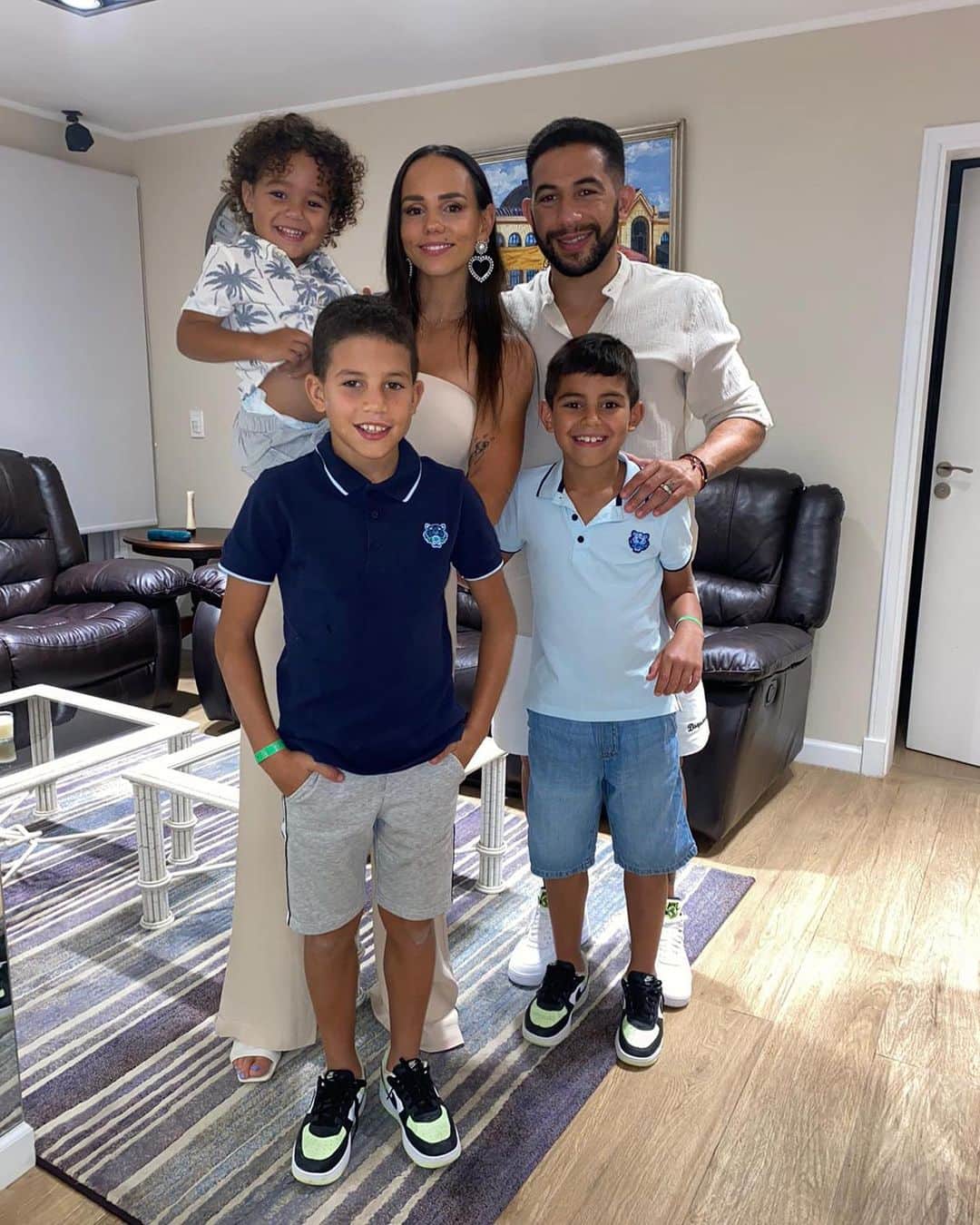 ワルテル・ガルガノのインスタグラム：「Muy feliz año para todos!!! Un 2021 lleno de amor 🥰 y paz ✌️. Fuerza para todos los que han sufrido pérdidas en un año realmente duro.🙏🏻💪🏻 Familia Gargano-Hamsik. MWMTL @miskagargano」