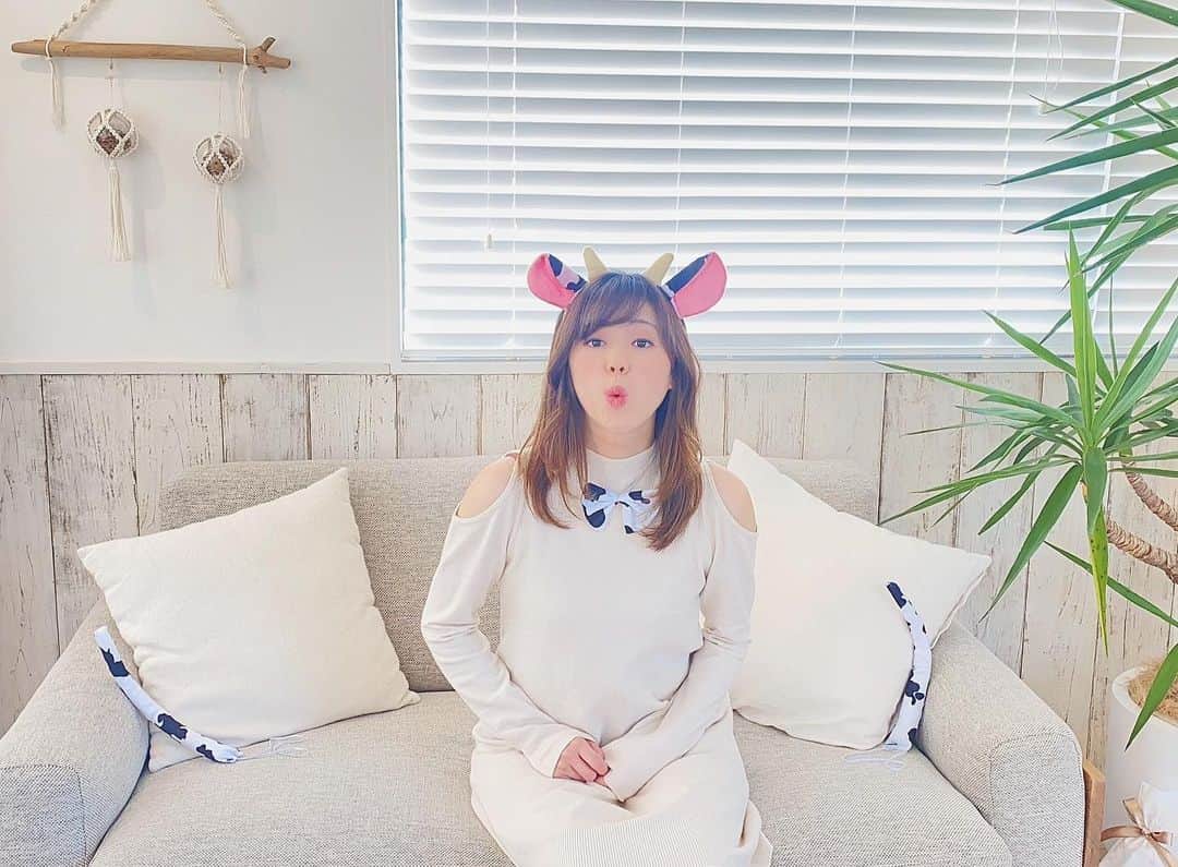 のインスタグラム：「色々ツッコミ所ある写真。笑  今年もよろしくお願いします！  #2021年 #丑年　#謹賀新年　#新年　#今年もよろしくお願いします #牛 #牛カチューシャ　#牛コスプレ」