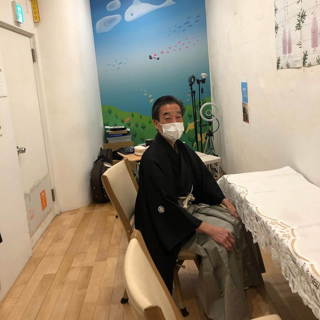 いとうせいこうのインスタグラム：「昨夜は思いがけず、浅草ネオ薬局さんの地下で鐘つきが始まるのをご馳走付きで待たせていただき、観光連盟富士会長と色々話せた。浅草ならではの、商店のコロナ対応案の心温まること。発表を待たれよ。」