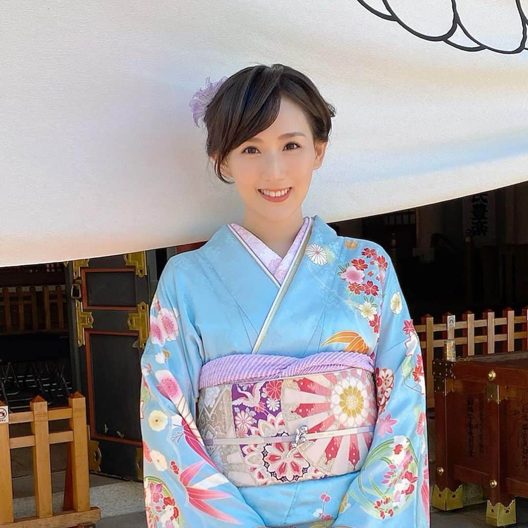 谷中麻里衣のインスタグラム：「Happy New Year 🎉 May 2021 bring you joy 🥰  明けましておめでとうございます🎍  #2021 #麻里衣きもの   ※初詣に見えなくもない、いつかの親友の結婚式での写真です💕笑」