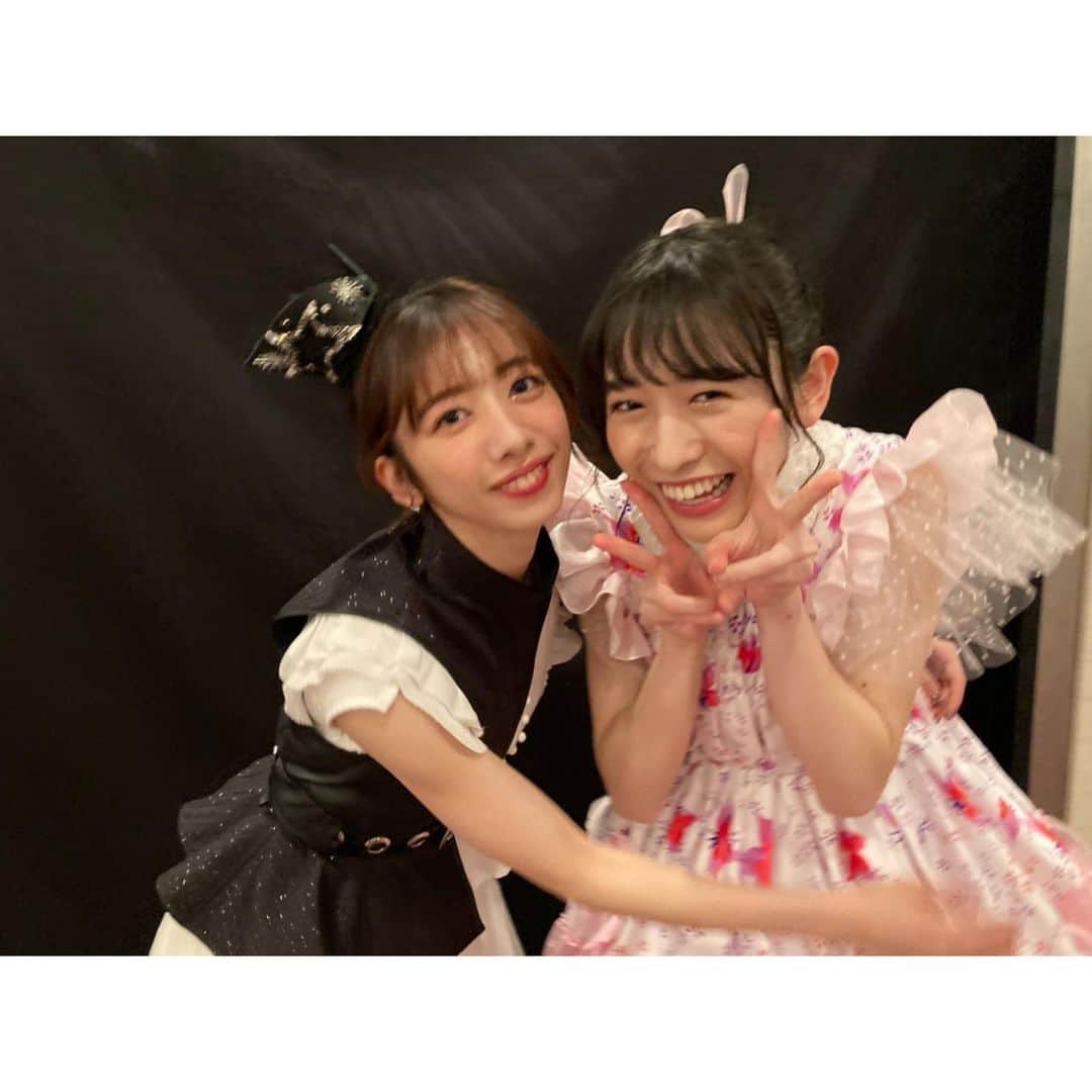 小泉遥香のインスタグラム：「✨🎍H⃣A⃣P⃣P⃣Y⃣ N⃣E⃣W⃣ Y⃣E⃣A⃣R⃣🎍✨  あけましておめでとうございます🎍🐮✨  今年もよろしくお願いします(*^^*)  昨日の#ももいろ歌合戦 にて！ #私立恵比寿中学 さんと❤🦐 終わったあとにたくさんお話させて頂けて、幸せでした(*^^*)  そして、真山さんとツーショットを撮らせて頂きました💜💓  すっごく可愛くて、綺麗で、いい匂いした！笑← いつも優しくお話してくださる真山さんが大好きです🥰🥰 ありがとうございました(*^^*)  今年も素敵な年に出来ますように！ 小泉がんばりまーす！！！！🐮🌱  #ももいろ歌合戦 #私立恵比寿中学 さん #真山りか さん💜 #おはる #超とき宣 #Instaharum」