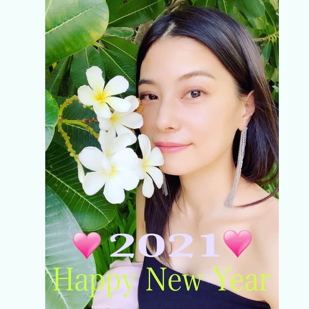 のインスタグラム：「明けましておめでとうございます🌅 ２０２１年🐮🌈 どんな一年になるのか楽しみですね😆💛 喜びいっぱいキラキラとした輝かしい一年に💖 世界中みんなが幸せで、平和で、愛に溢れた世界でたくさん笑って過ごせますように😊❤️ 心の声に素直に、そして自由に🕊 もっともっと自分の事を愛せるように❤️ 更なる飛躍を目指します⤴︎⤴︎⤴︎ 皆様💖今年も仲良くしてください😘 よろしくお願い致します🙇‍♀️🎍💕  #2021#新年#元旦#明けましておめでとう#よろしくお願い致します#素敵#平和#愛#感謝#飛躍#fun#good#friend#happy#love#happiness#good#smile#tokyo#Kobe#dubai#japan」