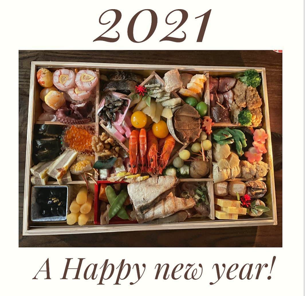 西内ひろさんのインスタグラム写真 - (西内ひろInstagram)「A Happy new year✨🍾🎉  “Osechi” are traditional foods which are eaten by a lot of Japanese on New Year’s Day. All of the Ingredients in Osechi are well-meaning...💕  明けましておめでとうございます🙏  今年は東京で家族とまったり。 我が家の"おせち"です。  1つ1つに意味があるんですよね☺️  黒豆は、黒くなるまで「まめ」によく働く。というところから、一年間健康でいられますように・働けますように・・・  数の子は子孫繁栄、 エビは腰が曲がるまで長生きできますようにという願いが込められているそうですね🙏  皆さんはどんな年始めですか？ 西内家は、母がとある事で爆笑の渦をもたらしてくれました😂😂😂  今年もみんなが沢山笑える一年になりますように🙏  本年も宜しくお願い致します☺️  #2021  #爆笑からスタート #おせち料理  #我が家のおせち」1月1日 12時42分 - 0214hiro