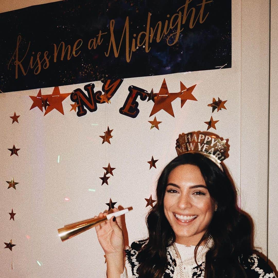 Ana Brenda Contrerasのインスタグラム：「Más puesta que un calcetín para el nuevo año byeeeee 2020 💫 #Nye les deseo lo mejor de lo mejor los amo byeeeeeeee」