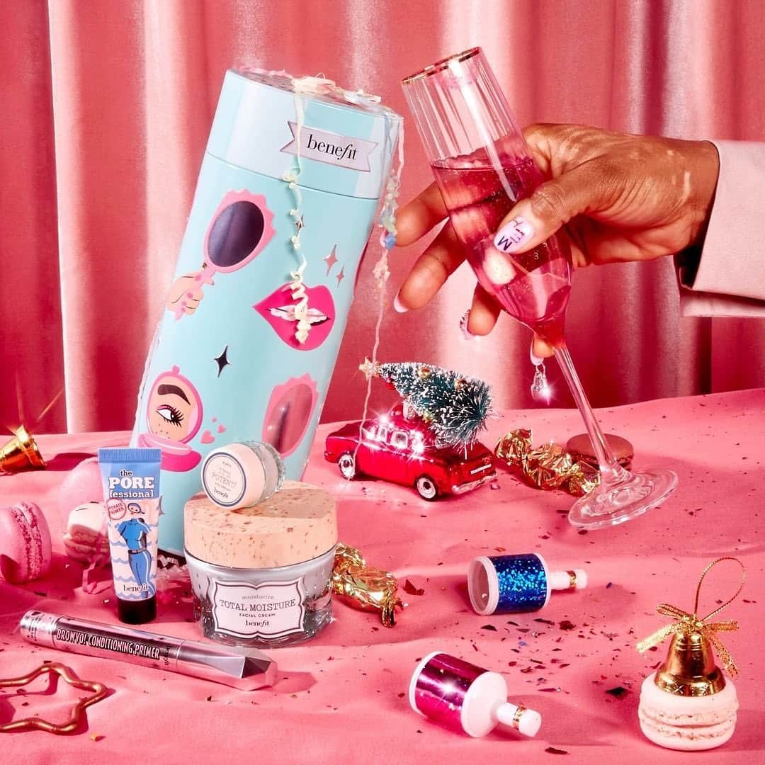 Benefit Cosmeticsさんのインスタグラム写真 - (Benefit CosmeticsInstagram)「Cheers to leaving 2020 behind and gettin’ that glow up in ‘21 🥂✨ Have a rockin’ New Years Eve night in with a bottle of bubbly and the Your B.Right to Party skincare & brow set!」1月1日 12時43分 - benefitcosmetics