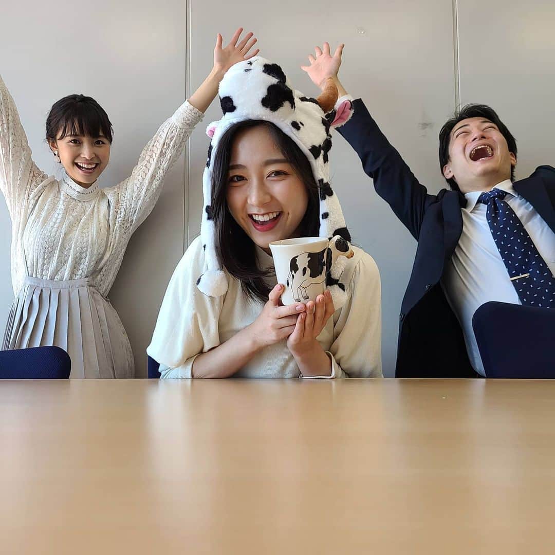 フジテレビアナウンサーのインスタグラム：「あけましておめでとうございます🌅  今年は丑年…ということで、丑年生まれのアナウンサーでお写真撮らせていただきました🐮  2021年も、皆様に幸せが『ギュウ～っと』詰まった、素敵な一年になりますように。 そしてフジテレビアナウンス室一同、皆様に笑顔をお届けできるよう『モー進』いたします。  本年もどうぞよろしくお願いいたします！ (文責:德田聡一朗)  #2021 #令和3年 #丑年 #フジテレビアナウンサー #年男年女アナウンサー #竹下陽平 #藤村さおり #榎並大二郎 #椿原慶子 #渡邉渚 #佐久間みなみ #德田聡一朗 #牛グッズは德田の私物です」