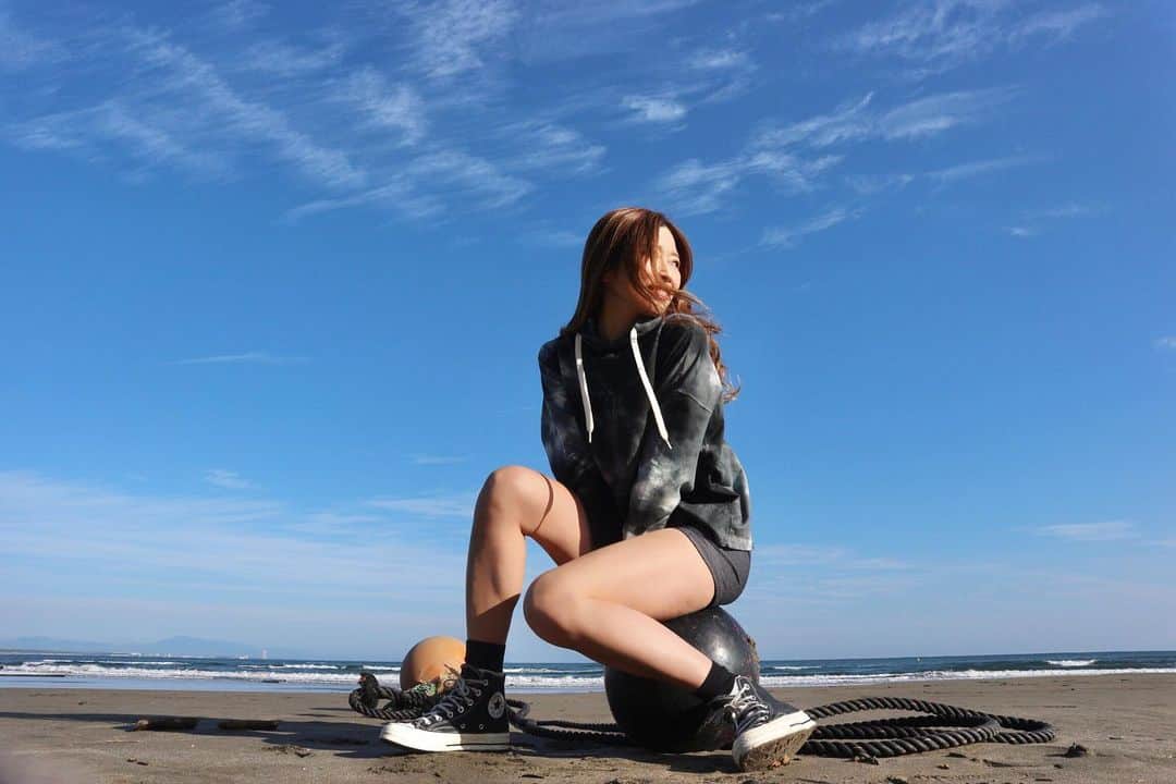 RENA のインスタグラム：「A happy new year ☀️Hello 2021🎍  今年も健康的にいつも笑顔で小さな目標から大きな目標まで達成出来るようコツコツと積み重ねていきたいと思います✨  今年もよろしくお願いします🤍  RENA  #happynewyear #2021 #healthylifestyle #明けましておめでとうございます」