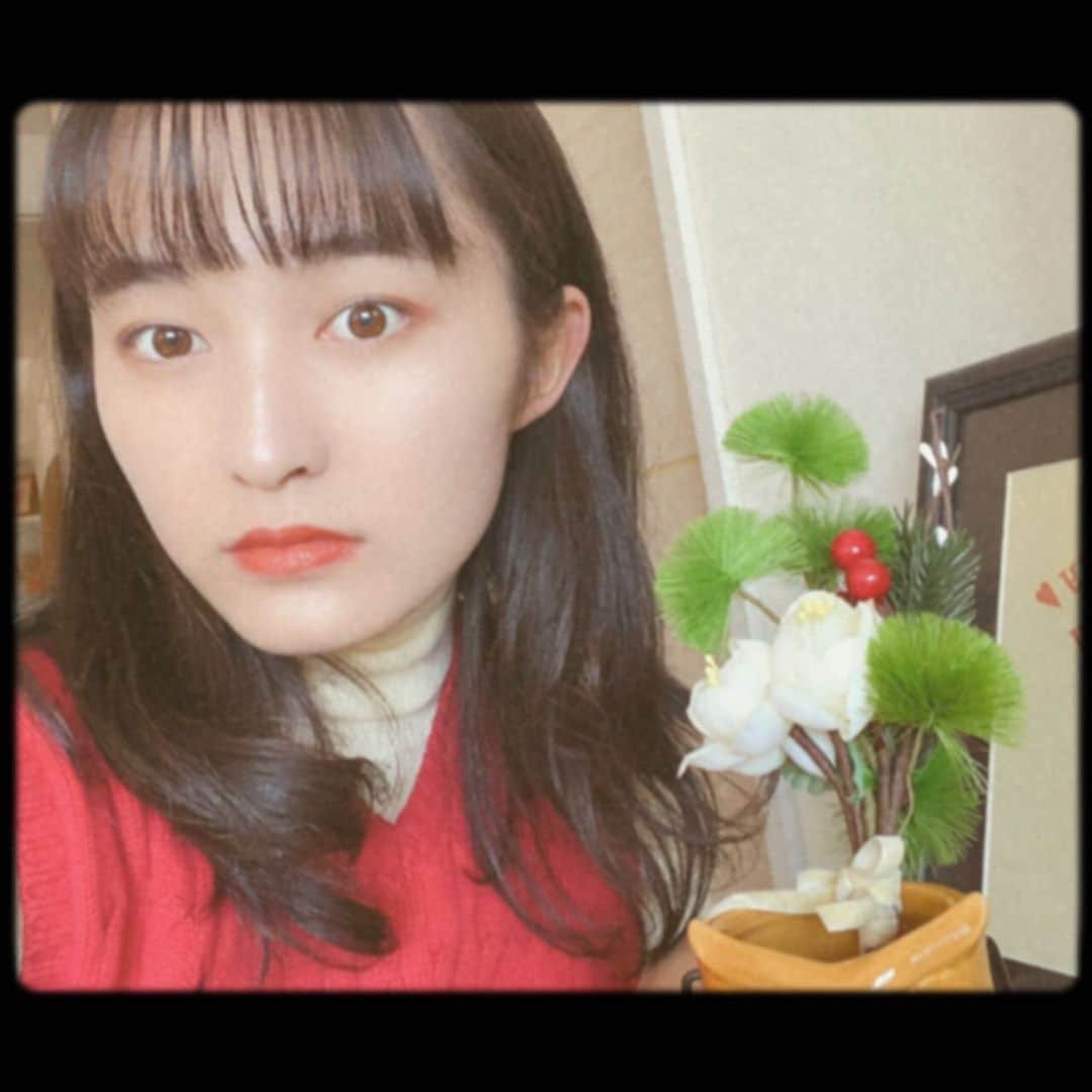 堀口日萌のインスタグラム：「. Happy new year🌞 新年迎えるとともに90年代にタイムスリップしましたひめですエモ みんないっぱい食べやーひめも食べるからー🥞🍖🍔🥙🍟🍙🍤 新年の抱負は スキンケアボディケア！目指せツルツル美人！ ファンデーションにさよなら！ です。 応援してください📣 今年もよろしく🎍🎍🎍  #happynewyear#2021」