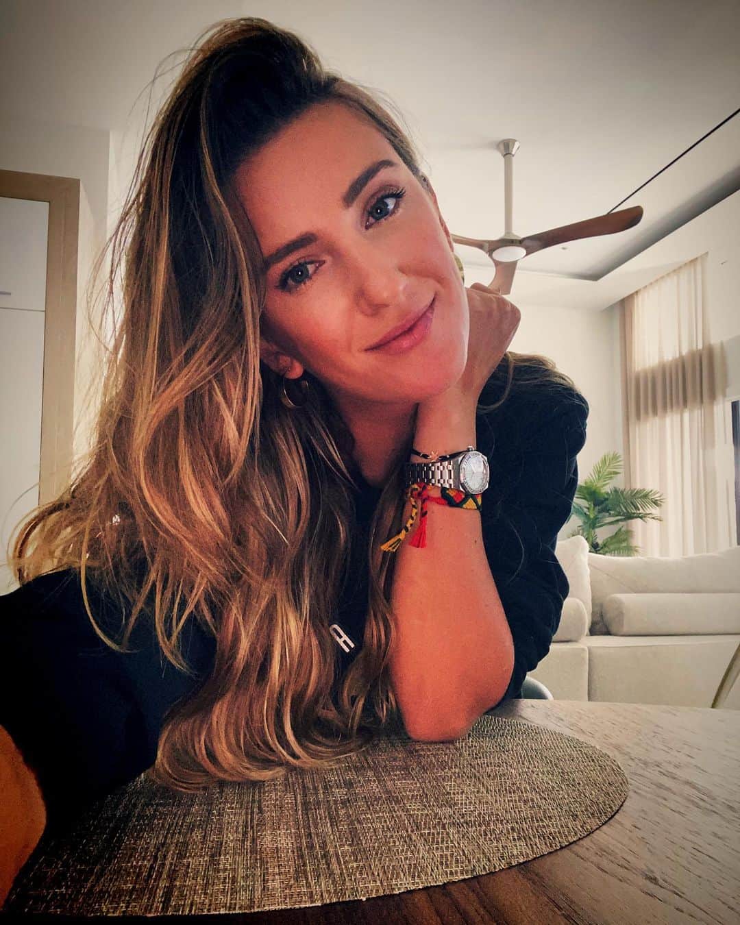 ビクトリア・アザレンカのインスタグラム：「Happy new year everyone ❤️  I want to wish everyone lots of good health, and the rest is up to us to make it the best year possible!!! 🥂」