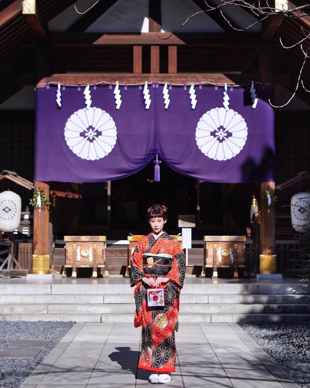 のインスタグラム：「あけましておめでとうございます🎍🌅 本年もよろしくお願い致します！🙇🏻‍♀️ 2021年が皆様にとって素晴らしい一年でありますように😌❤️ この写真は3日に公開されるvogueの連載のお写真です❤️お楽しみに☺️  Happy new year🎍🌅 Wishing you all the best ❤️ Picture from a new article of my monthly column on VOGUE Japan online which will be posted day after tomorrow💖⛩  #謹賀新年 #vogue #voguejapan #アンティーク着物 #お七 #着物 #kimono #antiquekimono」