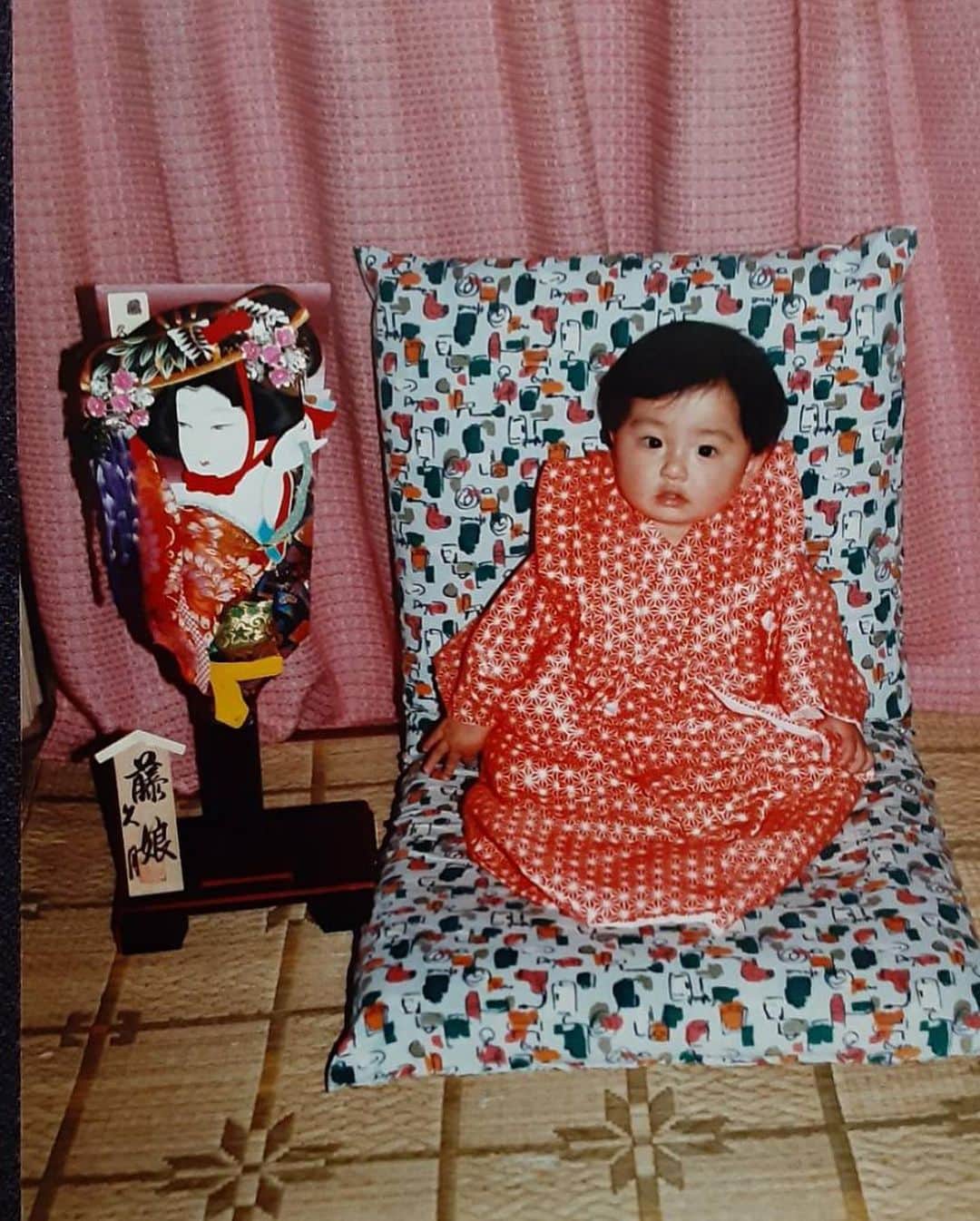 篠田麻里子さんのインスタグラム写真 - (篠田麻里子Instagram)「あけましておめでとうございます🎍⛩2021年も🐮モー烈に楽しんでいきましょう😍🤲  私の34年越しのお着物♡親子二代で着てみました❤︎  今年も素敵な一年になりますように良いお年を☺️🎍  #2021#新年#親子コーデ #着物コーディネート」1月1日 12時47分 - shinodamariko3