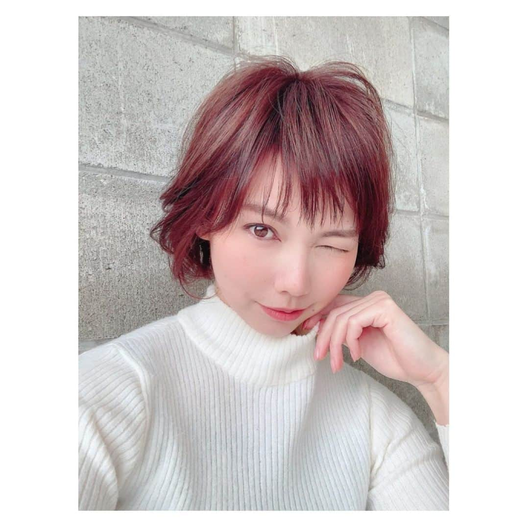 藤谷香々さんのインスタグラム写真 - (藤谷香々Instagram)「昨年もSNSなどでお世話に なった皆さん今年も ありがとうございました♩  コロナで大変な時代に なりましたが丑年ということで 2021年、歩みはゆっくりでも 大きな実りのある年に なりますように..!!  ameの皆さんには自分の中で １番大事にしている髪を きれいにしてもらうだけじゃなくて 皆さんの仕事ぶりを見ると いいエネルギーをもらって 話すと普段の悩みが吹き飛ぶ 癒しももらって本当に感謝してます♡  またロングにしてヘアドネーションするぞー！  #デグー #絵 #丑年 #ショートヘア #ショートボブ #ヘアカラー #オン眉」1月1日 12時47分 - co1023fu