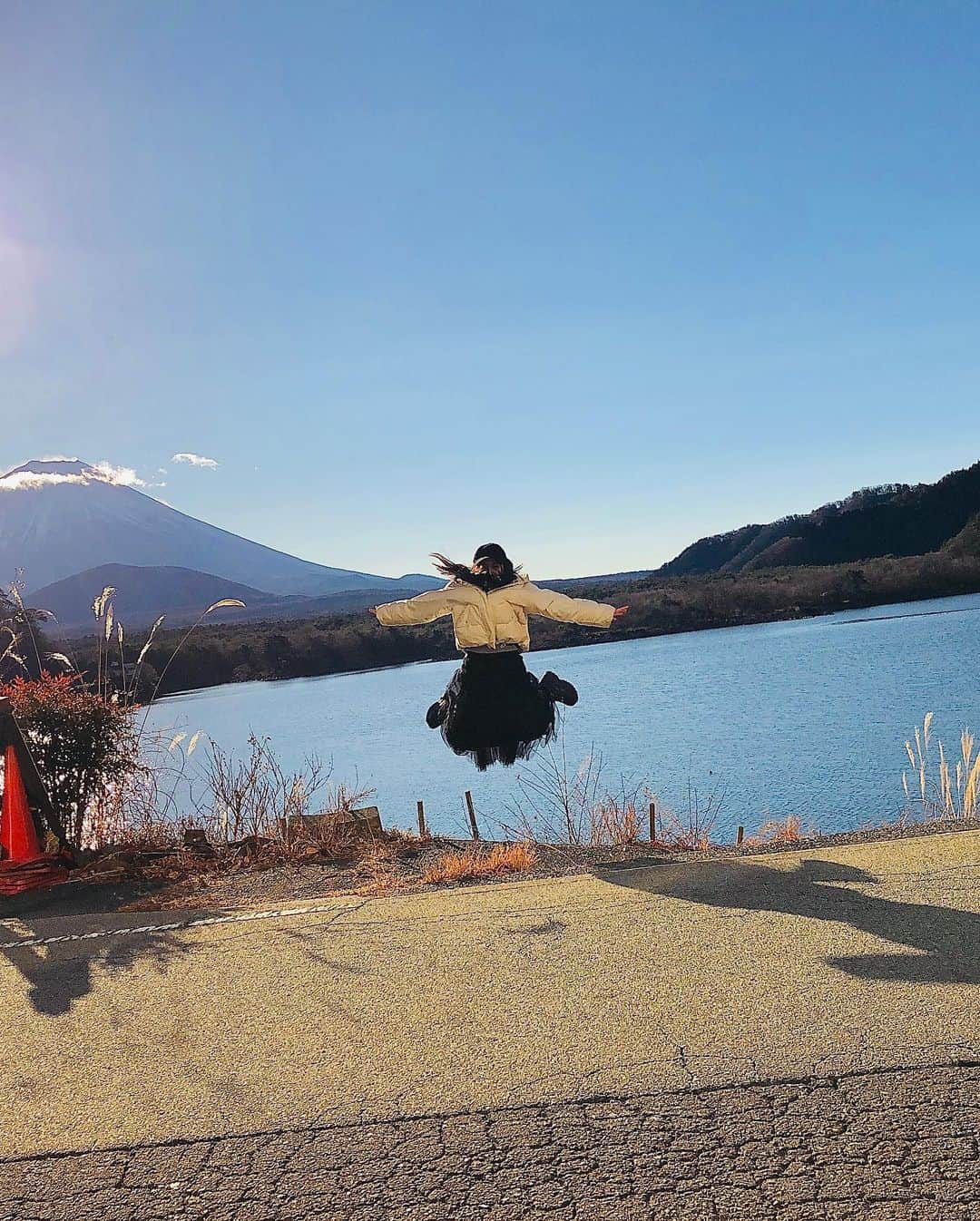 川添りなさんのインスタグラム写真 - (川添りなInstagram)「🐮🎍🗻✨  年末年始は友人と富士山の近くで過ごしました。  周りが自然で溢れててリフレッシュ🌷 幸せな年末年始になって良かったあ☺️富士山からでる初日の出はもおおおお最高すぎました☀️元気がみなぎる。  今年も辛抱強く気楽に。 楽しもーっと🌟  皆さんにとって 健康で🍀素敵なっ✨ 1年になりますようにぃ。🥰  2021年最高な年にすっぞおおおおお〜❗🔥  #年末年始 #2021 #🐮 #丑 #山梨県 #富士山 #初日の出 #感動 #綺麗 #美しすぎる #素敵な1年になりそうだ🌄」1月1日 12時48分 - zorina_522
