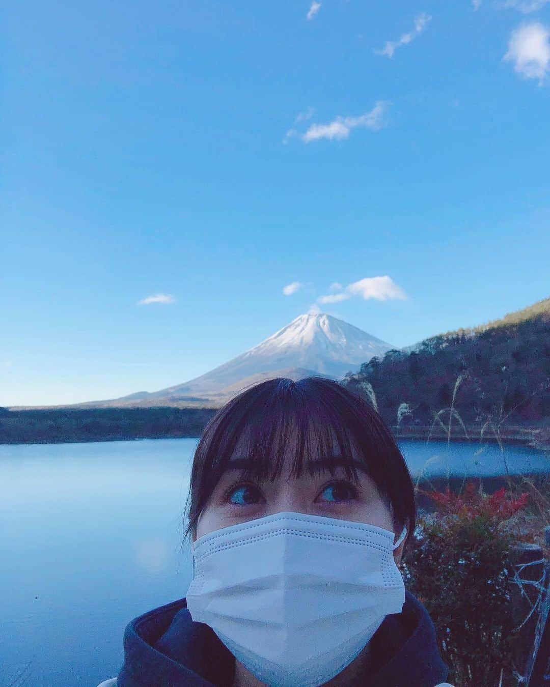 川添りなのインスタグラム：「🐮🎍🗻✨  年末年始は友人と富士山の近くで過ごしました。  周りが自然で溢れててリフレッシュ🌷 幸せな年末年始になって良かったあ☺️富士山からでる初日の出はもおおおお最高すぎました☀️元気がみなぎる。  今年も辛抱強く気楽に。 楽しもーっと🌟  皆さんにとって 健康で🍀素敵なっ✨ 1年になりますようにぃ。🥰  2021年最高な年にすっぞおおおおお〜❗🔥  #年末年始 #2021 #🐮 #丑 #山梨県 #富士山 #初日の出 #感動 #綺麗 #美しすぎる #素敵な1年になりそうだ🌄」