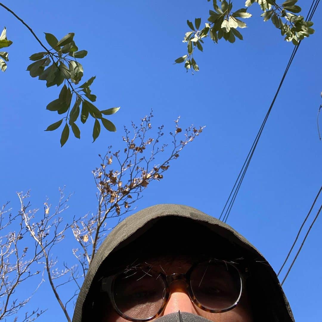 浅田信一のインスタグラム：「澄み渡る日本晴れのもと、元日ジョギング5.5K🏃🏻‍♂️  あとは酒でも呑みながら村上RADIOを聴いてネトフリで映画を観て8時には寝るぜ。おやすみなさい。」
