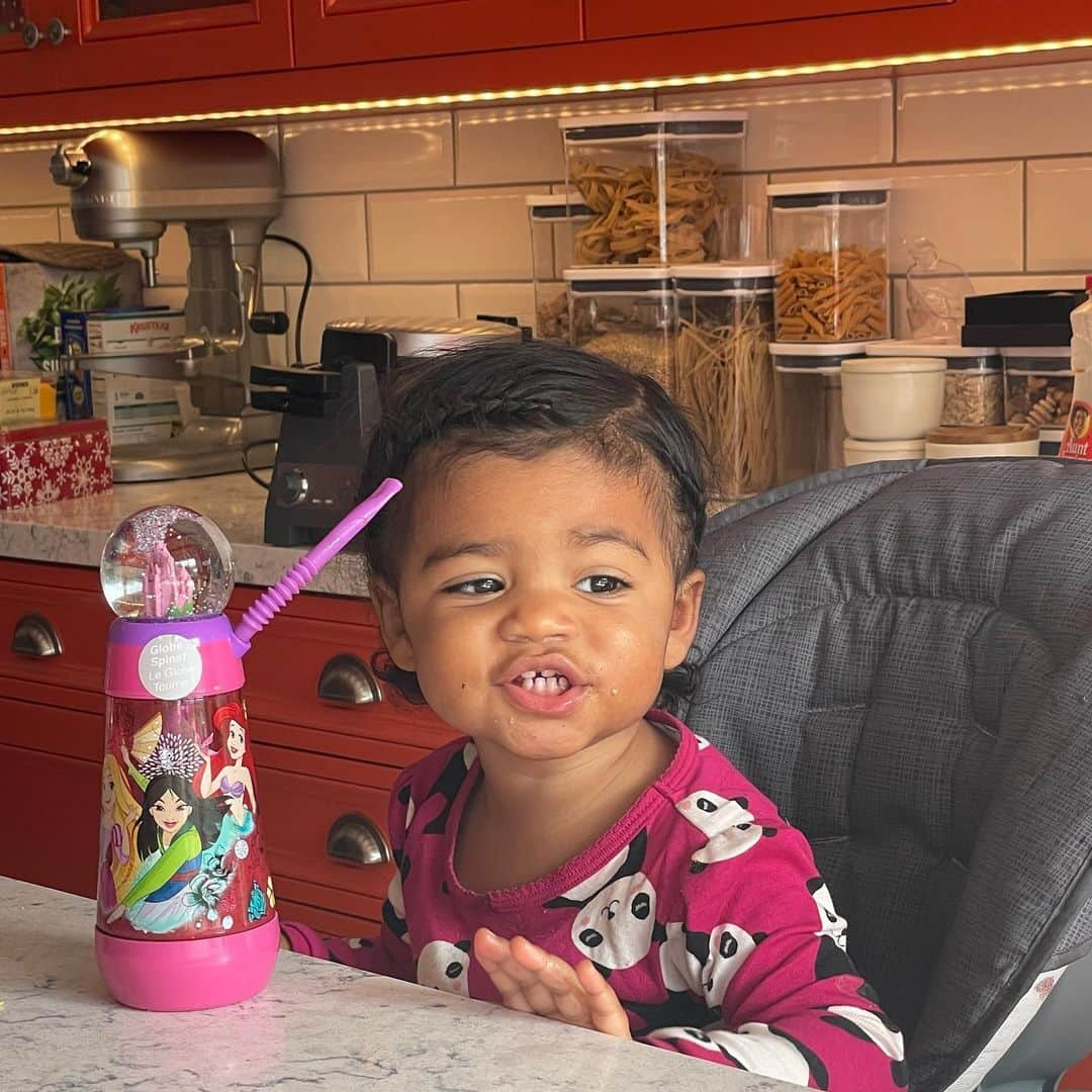 ケラーニさんのインスタグラム写真 - (ケラーニInstagram)「2020 full of simultaneous beauty and pain. my beautiful bright bebecita turned 1. we bought our blessing of a dream home. we retired grandma (my mama). i dropped a #2 / #1 RNB album mid quarantine and pumped out videos from the garage. became a video director, editor and we birthed our production company @honeyshotproductions from my bedroom. i met instant family & elders i wouldn’t trade for the world that changed and saved my life. this year i gained angels.. tomorrow it will be one whole year since we lost Lexii. we lost Chynna this year. Ryan. i miss you all so much, but i feel you with me more than ever. i made a lot of music with my friends, made a whole new relationship with music & art it itself. this year i learned to love me. this year i fell in love with my process. ending the year heart full, spirit elevated, forever changed. word to my ancestors, elders, loved ones, and anyone who sent me love this year. it’s been a hard one for everyone and the world keeps turning, in this time i hope we keep leaning on eachother, leaning inward, and leaning on the those that walked before us. angels all around. blessed new year everyone.」1月1日 12時50分 - kehlani