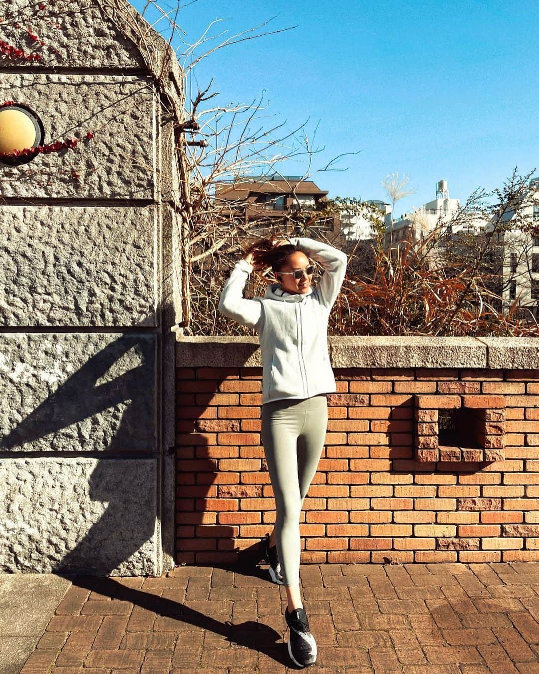 のインスタグラム：「2021  First running 🏃‍♀️  2021年一発目は朝日を浴びながらランニングでスタートしました👍  気持ちの良い汗かいて最高の気分です♪ 今年も自分のモチベーション上げていきましょう🎉💕  #2021年最初にしたことは  #初ラン #朝ラン #食べ過ぎた  #モチベーション維持  #気持ち良い」