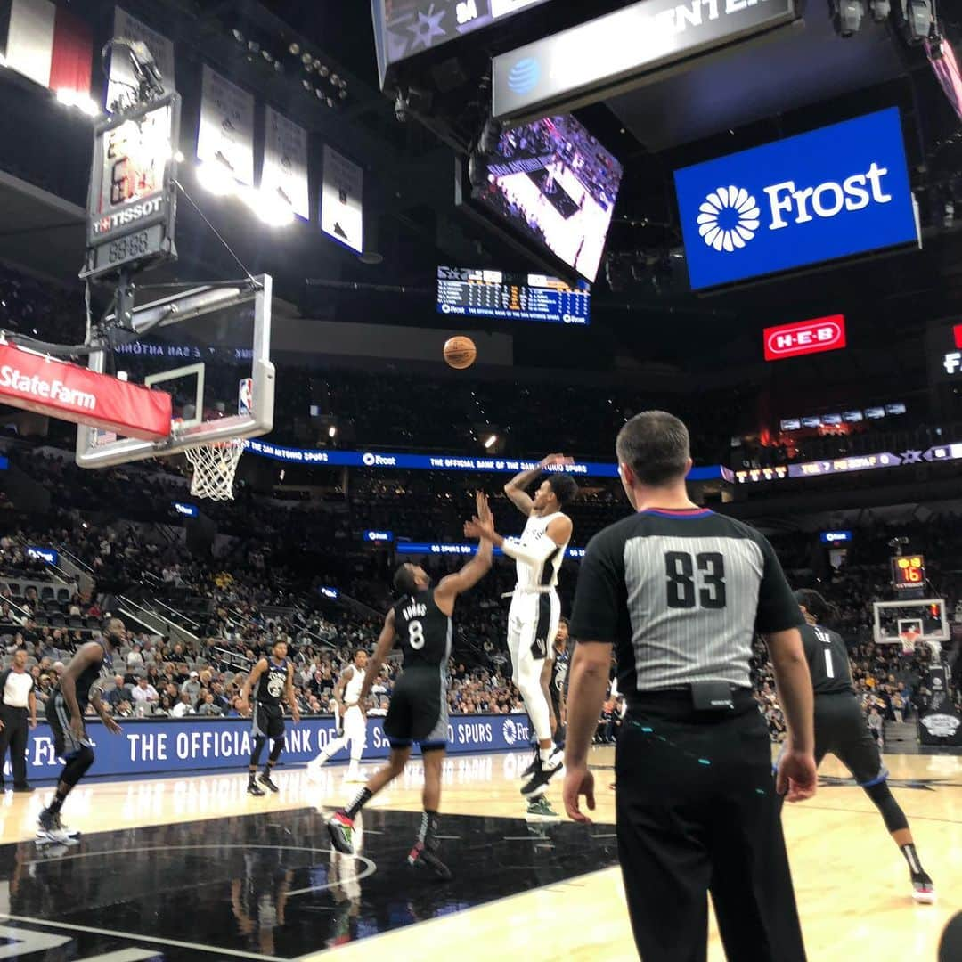 トーマス・ギブソンさんのインスタグラム写真 - (トーマス・ギブソンInstagram)「December 31, 2019  Spurs v Warriors Exactly a million years ago #2020shitshow  b&w photos: @jamesparkergibson 🙌 #tbt #gospursgo」1月1日 12時56分 - thomasgibsonofficial