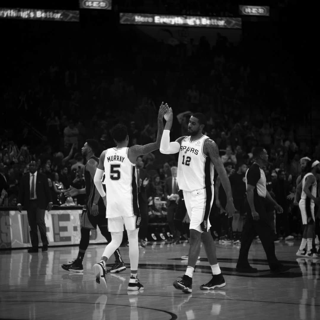 トーマス・ギブソンさんのインスタグラム写真 - (トーマス・ギブソンInstagram)「December 31, 2019  Spurs v Warriors Exactly a million years ago #2020shitshow  b&w photos: @jamesparkergibson 🙌 #tbt #gospursgo」1月1日 12時56分 - thomasgibsonofficial