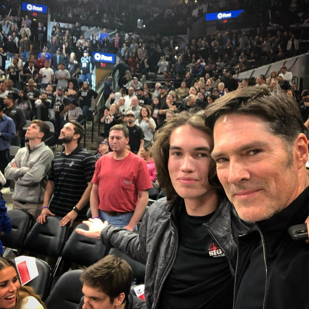 トーマス・ギブソンさんのインスタグラム写真 - (トーマス・ギブソンInstagram)「December 31, 2019  Spurs v Warriors Exactly a million years ago #2020shitshow  b&w photos: @jamesparkergibson 🙌 #tbt #gospursgo」1月1日 12時56分 - thomasgibsonofficial