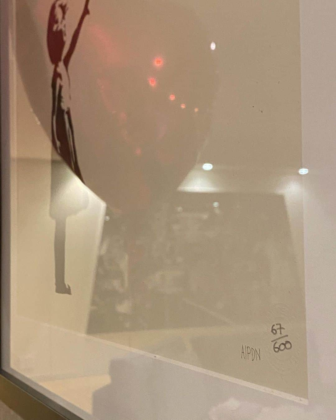 濱野りれさんのインスタグラム写真 - (濱野りれInstagram)「Happy New year👏♥️ This picture is "Girl with Balloon" by @banksy   In 2021, I have new goals and dreams. I bid off this art at an auction in London to get power. To continue to grow in 2021...🎈✨  Thank you for always your support. Best wishes for a successful and rewarding year🎉  .  2021年🎈 明けましておめでとうございます♥️ この絵は先日届いた バンクシーの"風船と少女"🎈 絵の解釈は人それぞれだけど 「少女が自分の夢や希望を風船に託して飛ばしている」 が一般的みたいだよ☺️ この作品からパワーをもらおうとロンドンの オークションにオンライン参戦したよ✨ 2021年も成長し続けられるように 楽しみながら❣️頑張ります💕  2021年も@riregramをよろしくね♥️  2021-01-01 riregram  #banksy #girlwithballoon #art #artwork #2021 #happynewyear #バンクシー #アート #風船と少女」1月1日 12時56分 - riregram