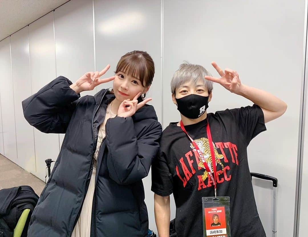 のインスタグラム：「2020年最後は、怒涛の9時間半の生放送のお仕事での締めくくりでした☺️🔥  出演させて頂きましたRIZIN LIVE、RIZIN BACK STAGEをご覧頂いた皆様、ありがとうございました🙇‍♂️💕  そしてご一緒させて頂きました、やべきょうすけさん、宇野薫選手、今回も大変お世話になりました🙏✨  改めて、今回のRIZINも本当に最高でした！！  32名の出場選手の皆様、お疲れ様でした。大晦日を盛り上げて頂き本当にありがとうございました。  旗揚げからまる５年、次の５年がとても楽しみです✨  そして試合後のあやかさんと…😭🏆💕 最高にかっこよかったです！！本当におめでとうございます✨  #RIZIN #RIZIN26 #大晦日 #2020 #お前の全てか俺の全てが #RIZINLIVE #RIZINBACKSTAGE #浜崎朱加 選手  #やべきょうすけ さん #宇野薫 選手 #大興奮 #次の５年へ✨」