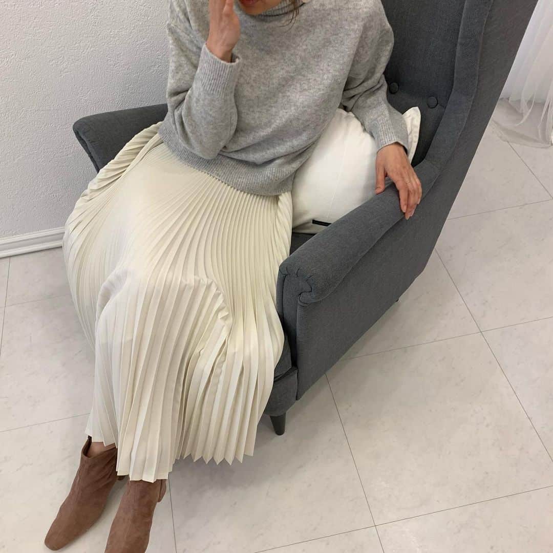 Tsuru by Mariko Oikawaのインスタグラム：「Must have item!   プリーツスカートを愛するデザイナーが今までにないプリーツスカートを、という想いを込めて型から発案して出来上がったスカート◎ どんな季節も、どんなシーンでも上品なスタイリングに仕上げてくれます♪  Alina/WHITE Lotta/CINNAMMON  #tsuru #tsurubymarikooikawa #newyearsale」