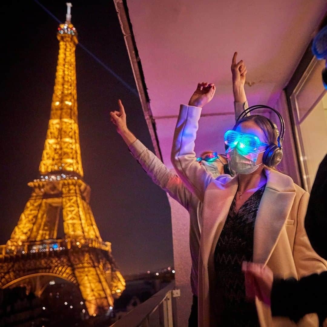 CNNさんのインスタグラム写真 - (CNNInstagram)「We can finally say goodbye to 2020, a messy, tragic year. But because of the coronavirus pandemic, there weren't many of the mass celebrations we're used to seeing. Swipe through to see how cities around the world rang in the new year ➡️  (📸: Antonio Masiello/Getty Images, Corey Sipkin/AFP/Getty Images, Lee Smith/Reuters, Kiran Ridley/Getty Images, Getty Images, Alvaro Barrientos/AP, John MacDougall/AFP/Getty Images, ANP/AFP/Getty Images, Isaac Lawrence/AFP/Getty Images, Carl Court/Getty Images)」1月1日 13時01分 - cnn