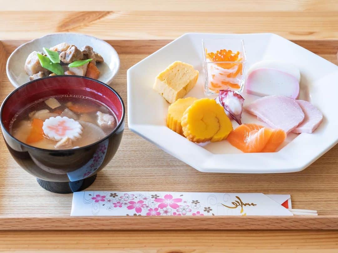 haru.のインスタグラム：「. あけましておめでとうございます🎍 . 今年のお節はワンプレート。 三つ葉忘れちゃったりして緑少なめ 笑。 . . そういえば年末ベストナインとかやらなかったわー。 やらなかったの初めてかもしれない😅 . まあ、とりあえず。 今年もできる範囲で楽しく過ごしましょ。 今年もどうぞよろしくお願いします！ . . #おせち料理  #お雑煮」