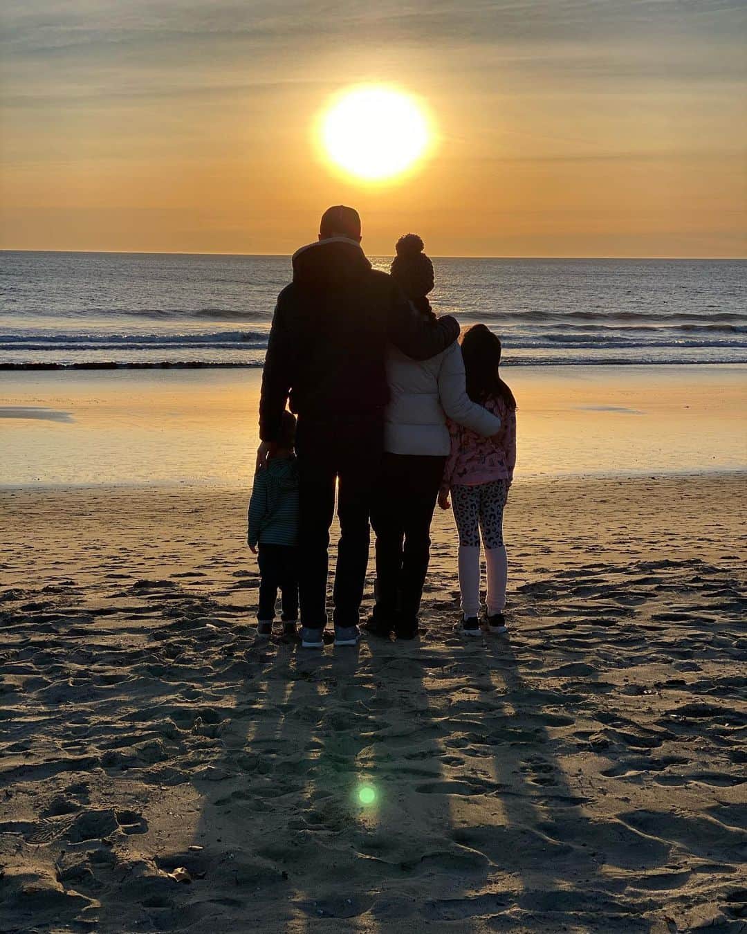 エリック・ウィンターのインスタグラム：「The best way to say bye to 2020 and hello to 2021! Today was one for the books. So grateful for my family and health. Wishing you all a very happy and healthy 2021 from the Winter fam 🙏🏻🍾❤️#happynewyear #2021 (oh and @roselyn_sanchez wants to apologize for her joker lipstick smudges thank you 😷)」