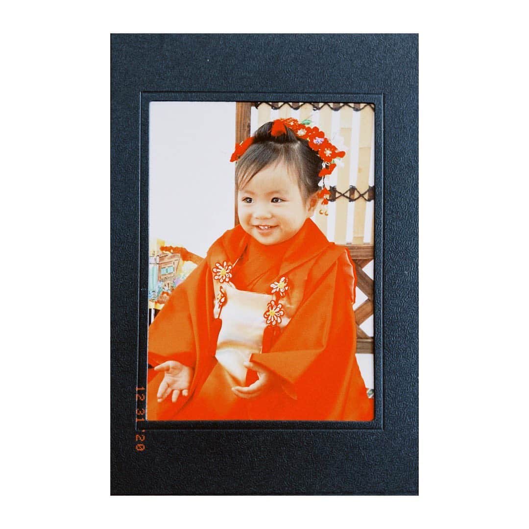 のインスタグラム：「・ 🎍新年あけましておめでとうございます🎍﻿ ﻿ 自分らしく、何事も楽しみながら、﻿ 受験生になるので、気を引き締めるところは﻿ 引き締め、﻿お仕事も全力で頑張ります。﻿ ﻿ 本年もよろしくお願いいたします！﻿ ﻿ 写真は小さい頃のお正月🌄🎍﻿ ﻿ #2021」