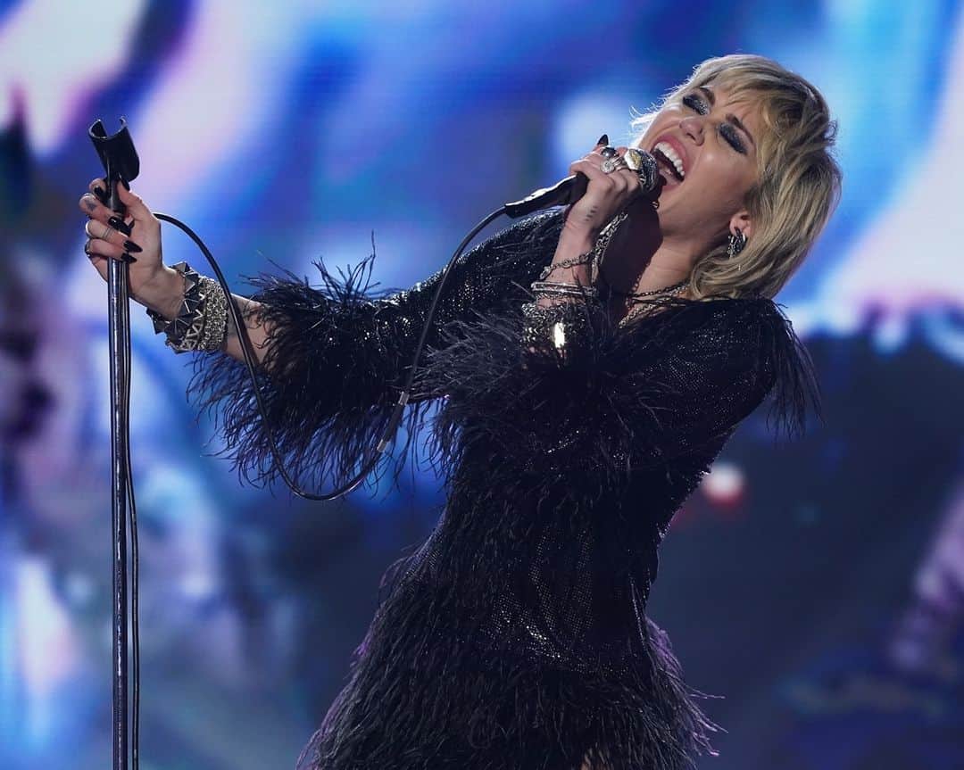 アメリカン・ブロードキャスティング・カンパニーのインスタグラム：「Now more than ever, midnight is on our mind! ✨ #RockinEve」
