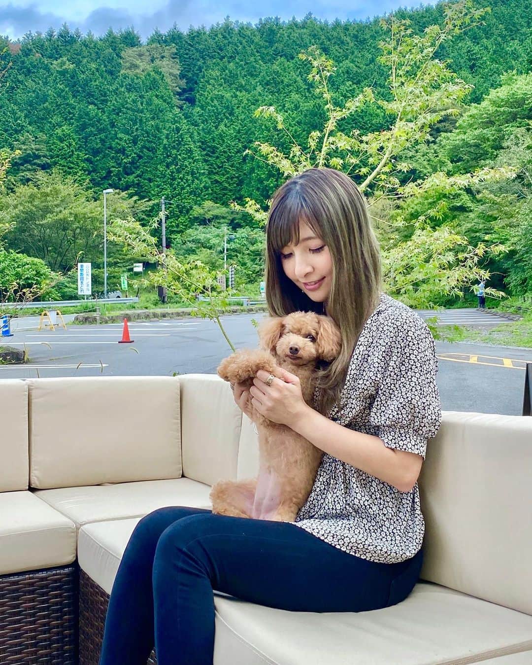 五位渕のぞみのインスタグラム：「明けましておめでとうございます✨✨ 2021年もよろしくお願い申し上げます🐄💗  2021年、仕事もプライベートも充実させたいです✨ ㅤㅤㅤㅤㅤㅤㅤㅤㅤ 昨年は骨折などあり万全でなかったので 今年は健康第一にトレーニングも頑張ります🔥 ㅤㅤㅤㅤㅤㅤㅤㅤㅤ ㅤㅤㅤㅤㅤㅤㅤㅤㅤ お取引先の皆様、 今年も力添えよろしくお願いします🙇‍♀️🙏🙏 ㅤㅤㅤㅤㅤㅤㅤㅤㅤ まるこもよろしくね🐶💓 @maruko__diary  ㅤㅤㅤㅤㅤㅤㅤㅤㅤ ㅤㅤㅤㅤㅤㅤㅤㅤㅤ 2021年1月1日🎍🎌 ㅤㅤㅤㅤㅤㅤㅤㅤㅤ ㅤㅤㅤㅤㅤㅤㅤㅤㅤ ㅤㅤㅤㅤㅤㅤㅤㅤㅤ ㅤㅤㅤㅤㅤㅤㅤㅤㅤ  ㅤㅤㅤㅤㅤㅤㅤㅤㅤ ㅤㅤㅤㅤㅤㅤㅤㅤㅤ ㅤㅤㅤㅤㅤㅤㅤㅤㅤ  #2021 #謹賀新年 #2021年 #happynewyear2021 #happynewyear #正月 #元日」