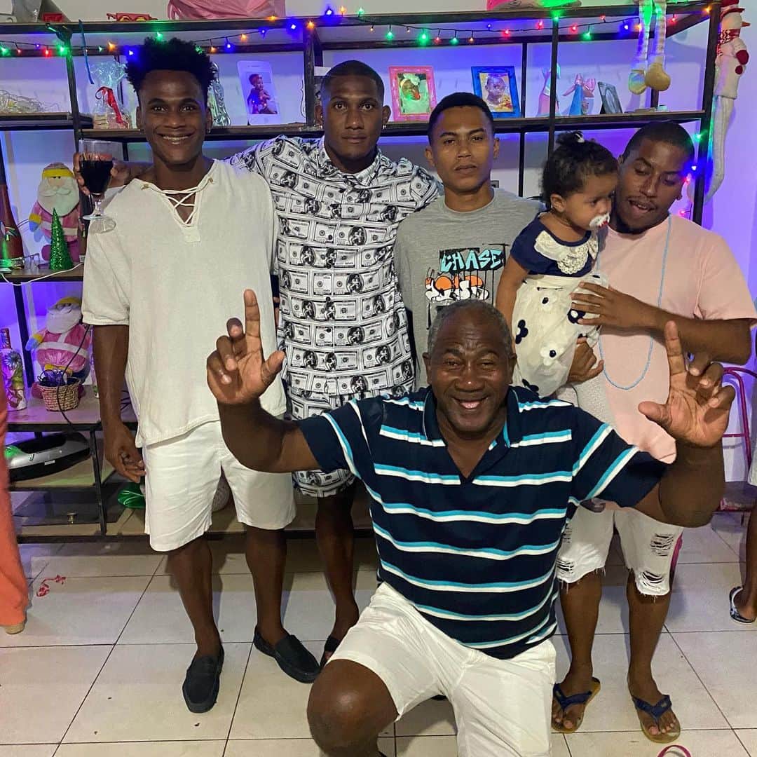 グスタボ・サントス・コスタさんのインスタグラム写真 - (グスタボ・サントス・コスタInstagram)「My family ❤️❤️❤️  Guilherme saudade 😍🙏🏿🙏🏿」1月1日 13時06分 - g.santtos11