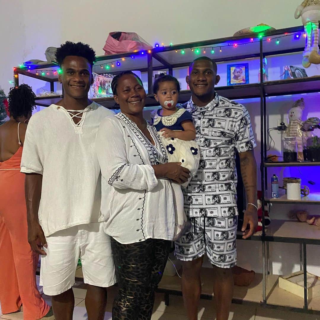 グスタボ・サントス・コスタのインスタグラム：「My family ❤️❤️❤️  Guilherme saudade 😍🙏🏿🙏🏿」