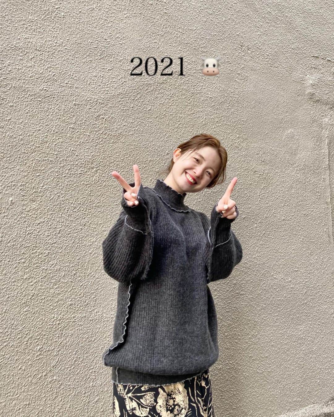 matano Kastaneのインスタグラム：「﻿ 2020年はいろいろな変化の年でした🐭﻿ ﻿ ﻿ 私生活では﻿ 2月に、12年間付き合った彼と結婚して苗字が変わり、﻿ 彼氏じゃなく旦那さんと呼ぶようになったり、﻿ 少しだけ料理をすることの楽しさを感じたり、、🍝﻿ 洗濯物や家事が好きになりました。笑﻿ ﻿ ﻿ 仕事では、﻿ コロナがあって初めてのリモートでのお仕事だったり、﻿ お客様とお会いできる環境が今までより減ってしまい、﻿ 今までと全く違った生活を過ごしました。﻿ ﻿ ﻿ ﻿ 2020年は、﻿ 良いこともあり、けど、﻿ 同じくらい悲しいこともありました。﻿ ﻿ 経験できなかったことばかりを経験できたので、﻿ 結果的には、良い年だったなと思います！﻿ ﻿ ﻿ 2021年は今までよりも、もっともっと充実して﻿ より良い年になるよう、1日1日を大切にしよう！🐮﻿ ﻿ みなさま今年もよろしくお願い致します🎍　﻿ ﻿ ﻿ またのより🍮」