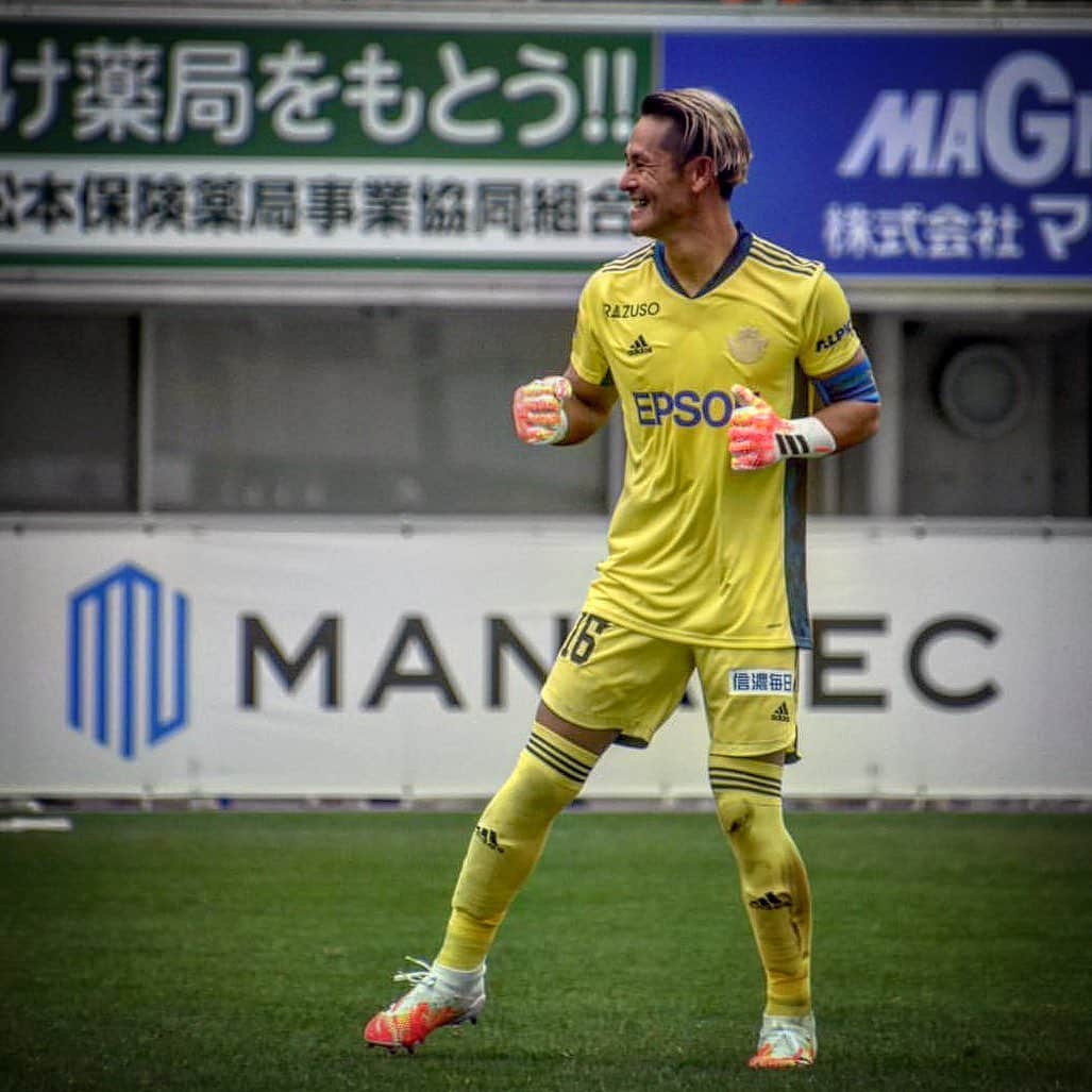 村山智彦のインスタグラム：「Happy New Year2021✨ ㅤㅤㅤㅤㅤㅤㅤㅤㅤㅤㅤㅤㅤ #松本山雅FC #松本山雅 #yamaga #村山智彦 #今年も宜しくお願いします #素敵な年にしましょう #こんぐらい笑えるように #最近連投すみません」