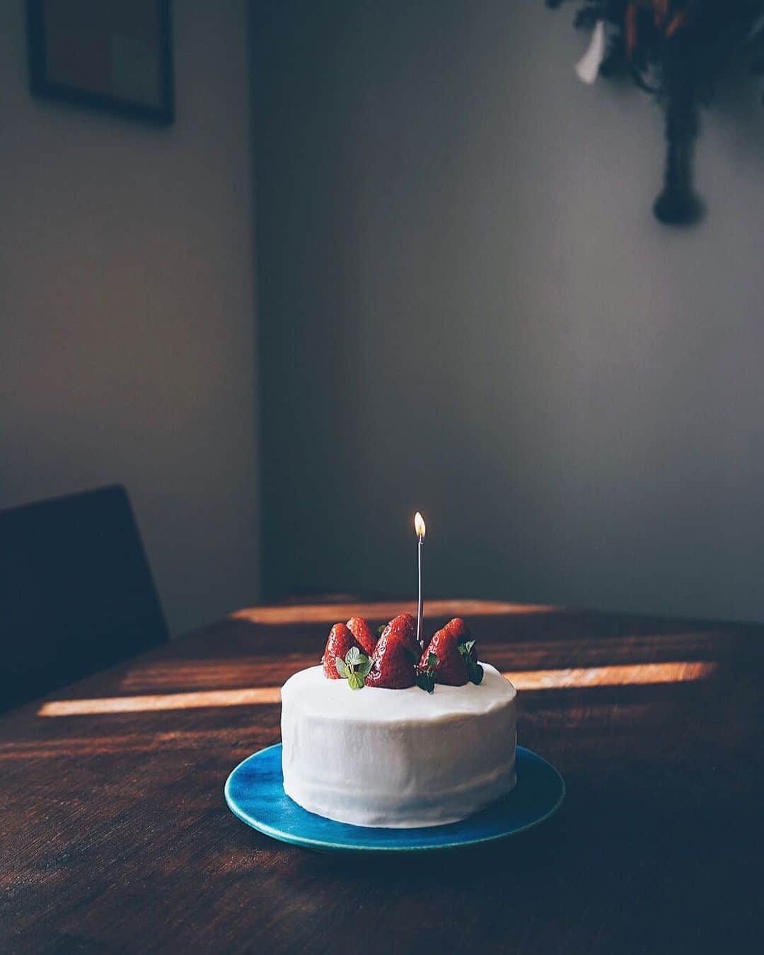のインスタグラム：「iii HAPPY BIRTHDAY iii Happy new year 2021 Today is my family's birthday. Wishing you a very happy 52th birthday!  2021年のfirst shotは 1/1日生まれのTさんBDay Cake 今年で8年連続 元旦に苺のショートケーキ  1年に1回、毎年緊張して ぜんぜん上達しないけど やさしい笑顔で喜んでくれる ロマンスグレーなTさんのため 今年もなんとか頑張れました 健康第一で一緒にいっぱい笑って ライドも楽しめますように  みなさん、おめでとうございます 今年もMy Lifeの気まぐれなUP どうぞよろしくお願いします☺︎  2021.01.01  #miki_life_shortcake #今年はスポンジ3枚重ね #パジャマdeケーキ #Rolleiも撮れてますように」
