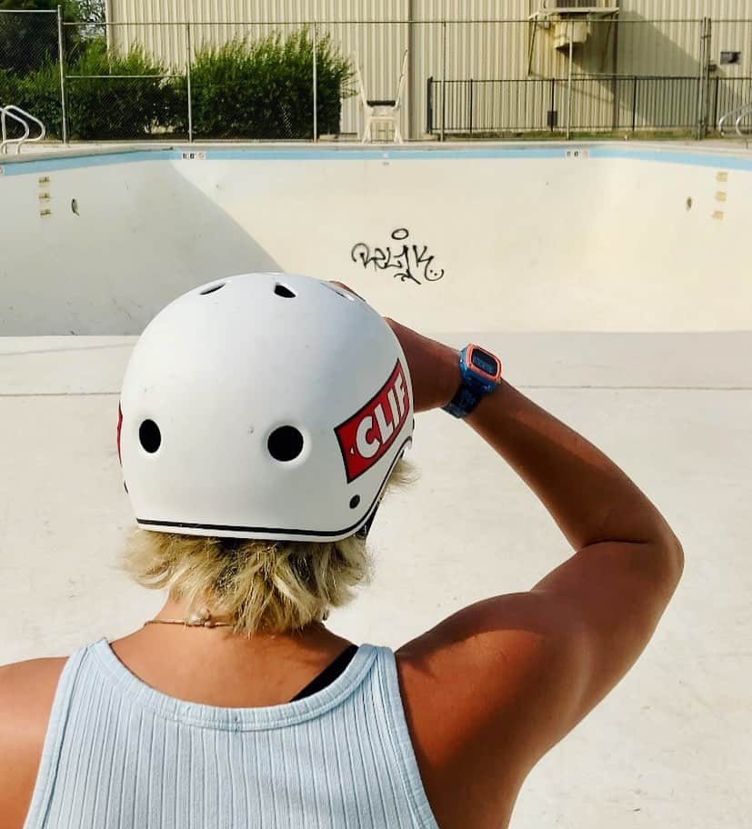 ジョーディン・バラットのインスタグラム：「2020.. you were crazy! even though it didn’t go the way ANYONE expected, i still had many positives to come from it. lots of time spent home (which is rare) to relax my brain and my body which was much needed. very excited for 2021 🙃」
