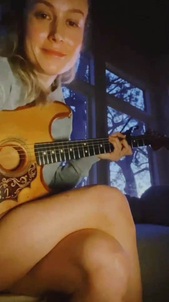 ブリー・ラーソンのインスタグラム：「If ending a year like this could have a soundtrack it would be “Whole New Mess” by @angelolsenmusic. Wishing you strength and hoping you find solace in 2021 💕」