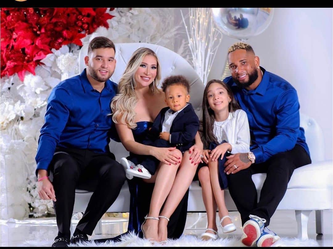 ウラディミール・バレンティンのインスタグラム：「Wanna wish everyone happy new year from the balentien family #2021🪄」