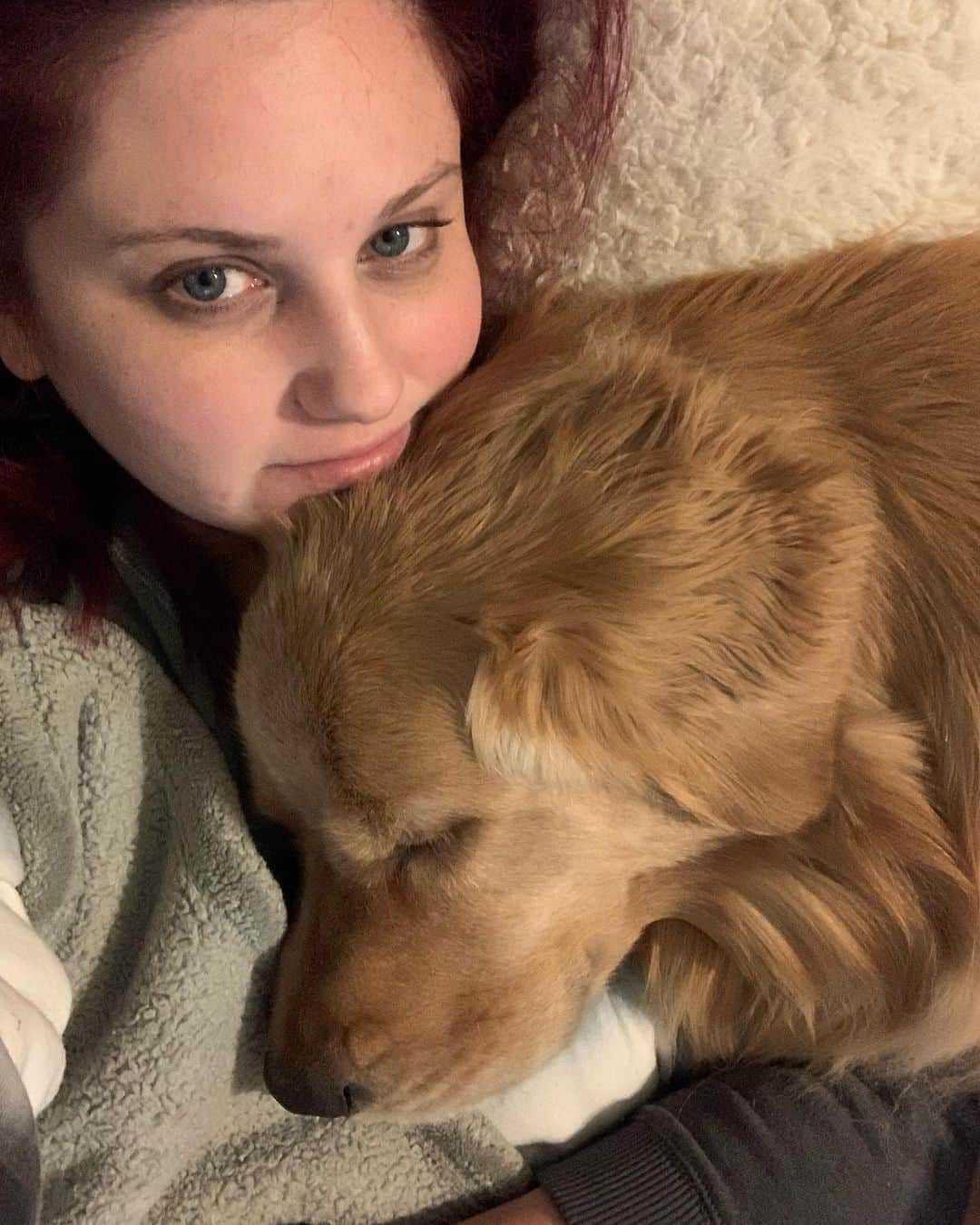 モヒートさんのインスタグラム写真 - (モヒートInstagram)「Ending 2020 in a migraine coma surrounded by Goldens.   Like many, my 2020 sucked. Laid off, changes to my business once we could open, health problems, hospitalizations and a pandemic. We’re lucky though. We have our home, back to work and we survived. These fur babies kept me sane this year.   Here’s to a happier, safer and less eventful 2021 ❤️❤️ be safe tonight friends ❤️  #nye #fuck2020 #goldenretriever #chronicmigraine #goldenretrieversofinstagram #dogmom #love #dogsofinsta #dogsofcle」1月1日 13時13分 - mojito_rose_family