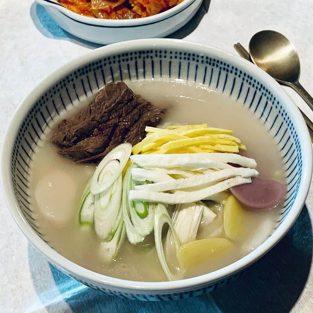 キム・ドンワンのインスタグラム：「⠀ 떡을 만두랑 같이 넣으니 퍼지네...ㅎㅎㅎ #2021 #새해복많이받으세요🙇 #떡만두국」