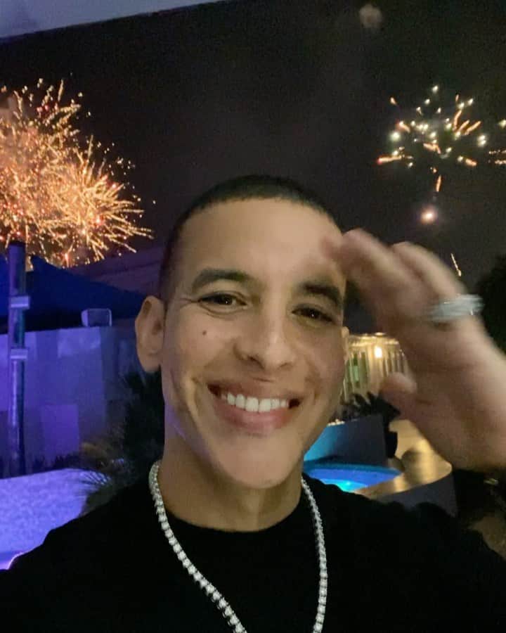 ダディー・ヤンキーのインスタグラム：「FELIZ AÑO NUEVO #2021 SALUD Y VIDA!! 🎇🎆🎇🎆🎇🎆🎇 PA’ LANTE CON MUCHA FE, SABIDURÍA Y ESPERANZA!! 🎇🎆🎇🎆🎇🎆🎆🎇🎆🎇 #happynewyear」