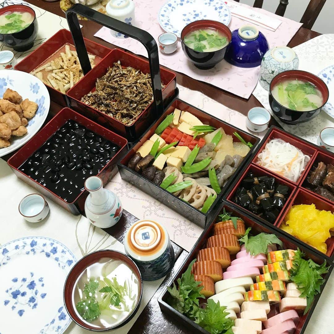 丸山敬太さんのインスタグラム写真 - (丸山敬太Instagram)「丸山家のお節料理 今年も母と姉が丁寧につくったのを 美味しくいただきました。  お箸に名前は昔から父の仕事。」1月1日 13時15分 - keitamaruyama