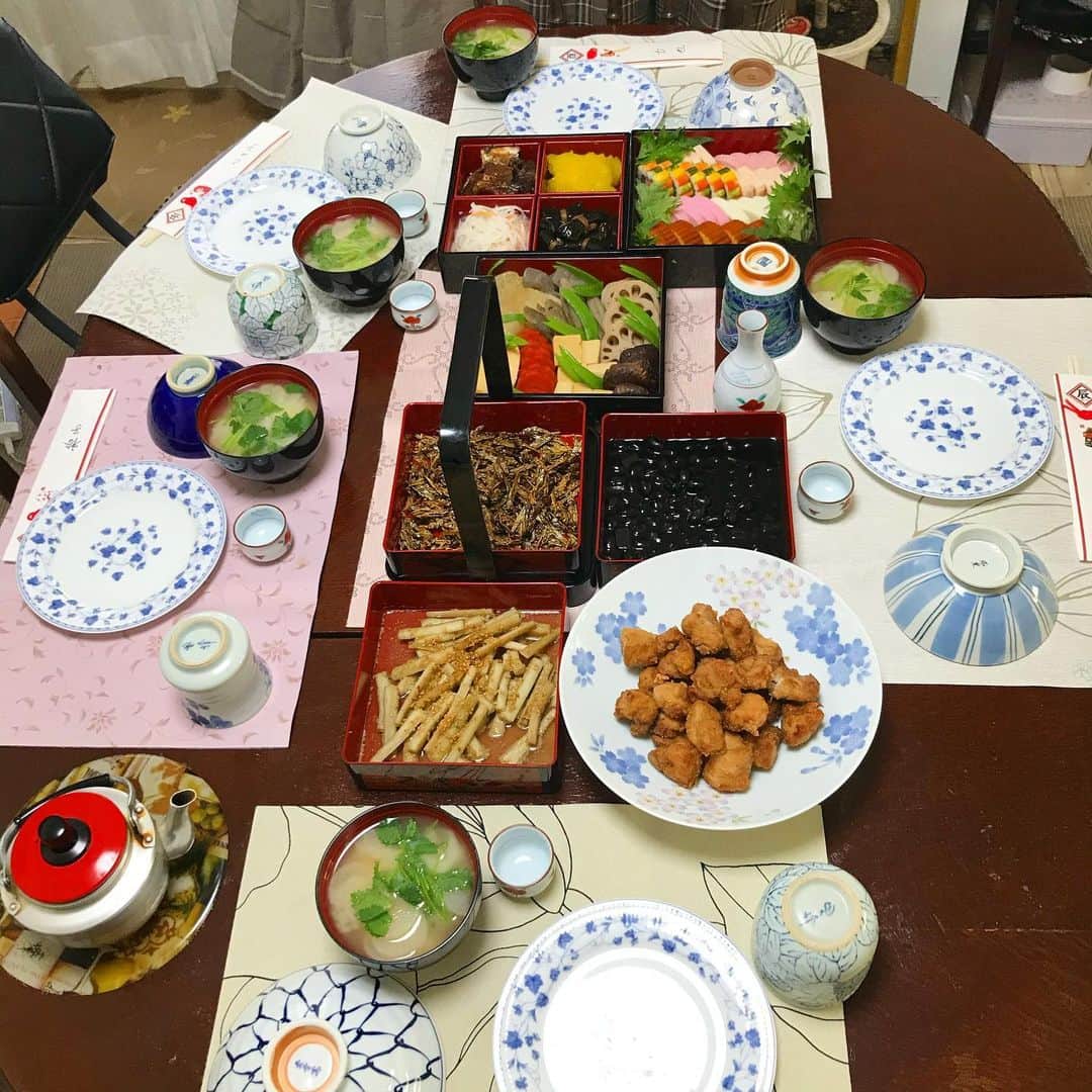 丸山敬太さんのインスタグラム写真 - (丸山敬太Instagram)「丸山家のお節料理 今年も母と姉が丁寧につくったのを 美味しくいただきました。  お箸に名前は昔から父の仕事。」1月1日 13時15分 - keitamaruyama
