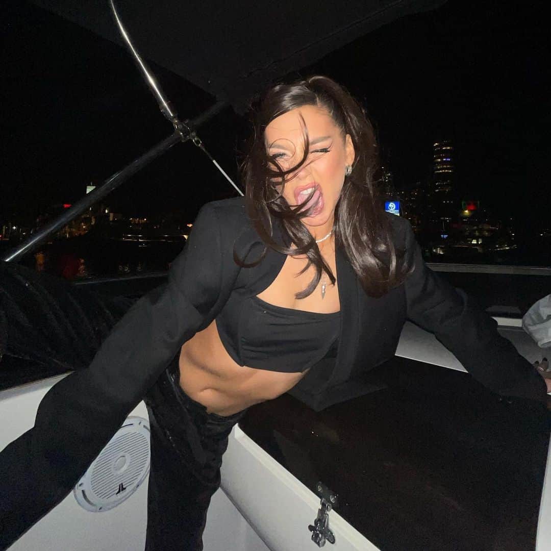 アマンダ・スティールのインスタグラム：「manifesting positive vibes for the new year like...🙏🏻🥰✨💕」