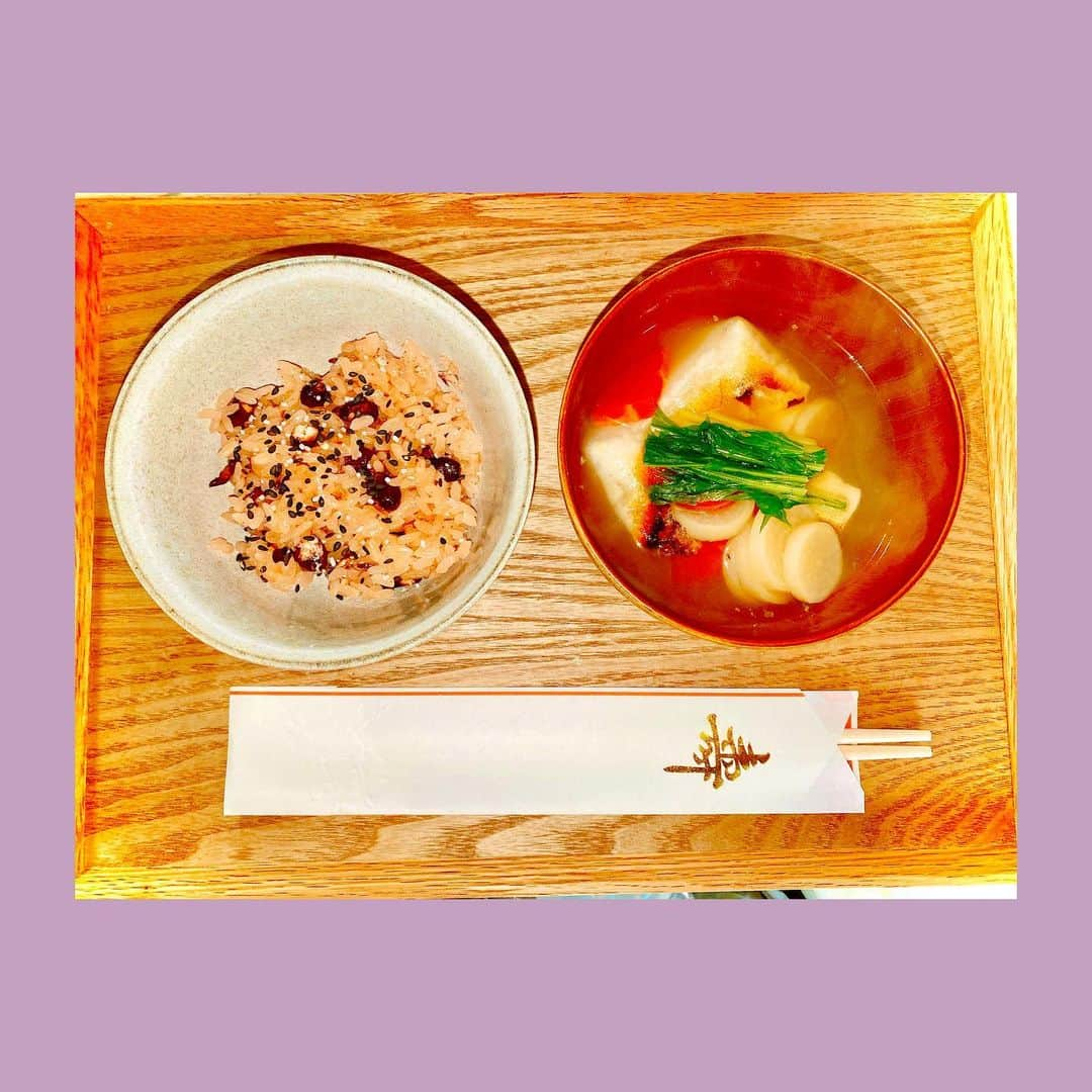 福島雪菜のインスタグラム：「今日の昼ごはん( ˶˙ᵕ˙˶ ) * ✧赤飯 ✧お雑煮 * おめでとうございます。 * * #手料理❤️ #おうちごはん #謹賀新年」