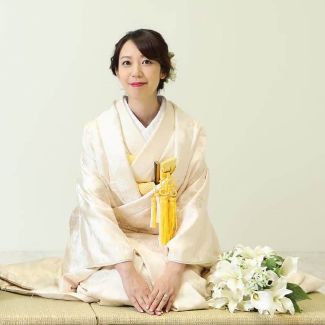 須黒清華のインスタグラム：「明けましておめでとうございます🎍✨ . 2020年は激動の1年でしたね。 悲しいことも いつも通りにいかずもどかしいことも、たくさんありました。 でもその分、当たり前に感じていた目の前にある幸せを、より大切にできるようになりました🍀 . 2021年はどんな年になるのでしょうか⁇ 私にとって、今までとは全く違う1年になりますが、どんなことがあっても笑って過ごしていきたいと思っています😊 皆さんにとっても、幸せがたくさん訪れる1年になりますように✨ . 写真は結婚式の代わりに、親戚へのご挨拶も兼ねて撮影したものです💍 白無垢や打掛を着る機会もなかなかないので、良い記念になりました✨ #2021年 #今年もよろしくお願いします」